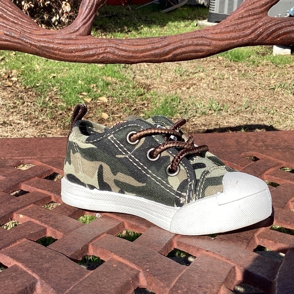 Osh Kosh B’Gosh Westley Green Camo Canvas Sneakers Size 4 Infant - Picture 1 of 9